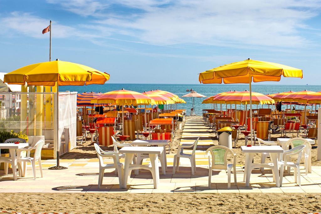 Hotel Tassoni Alba Adriatica Esterno foto