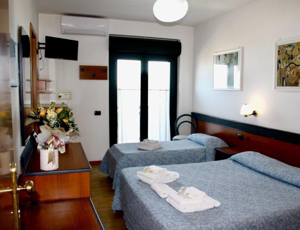 Hotel Tassoni Alba Adriatica Esterno foto