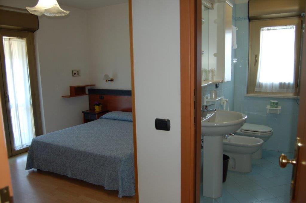 Hotel Tassoni Alba Adriatica Esterno foto