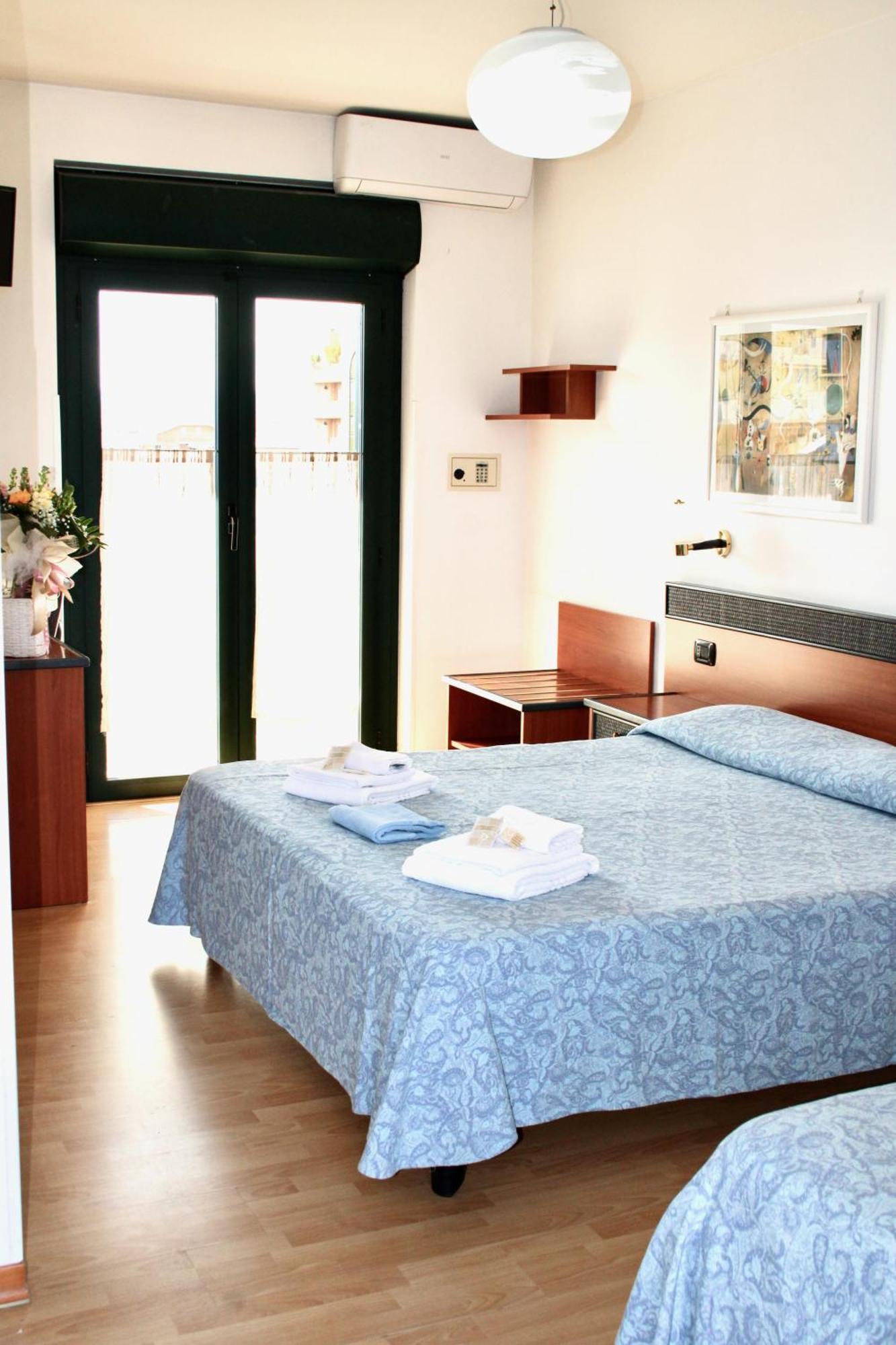 Hotel Tassoni Alba Adriatica Esterno foto