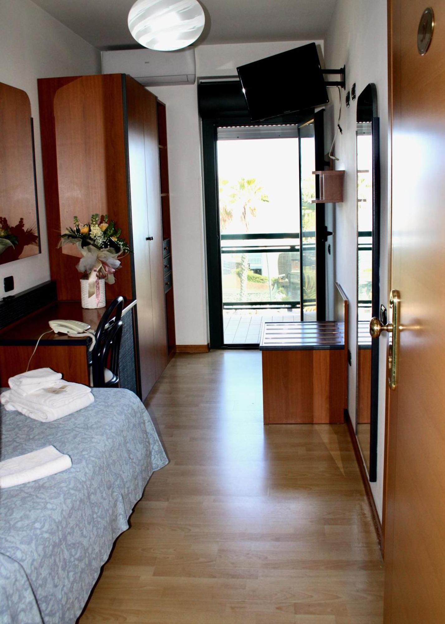 Hotel Tassoni Alba Adriatica Esterno foto