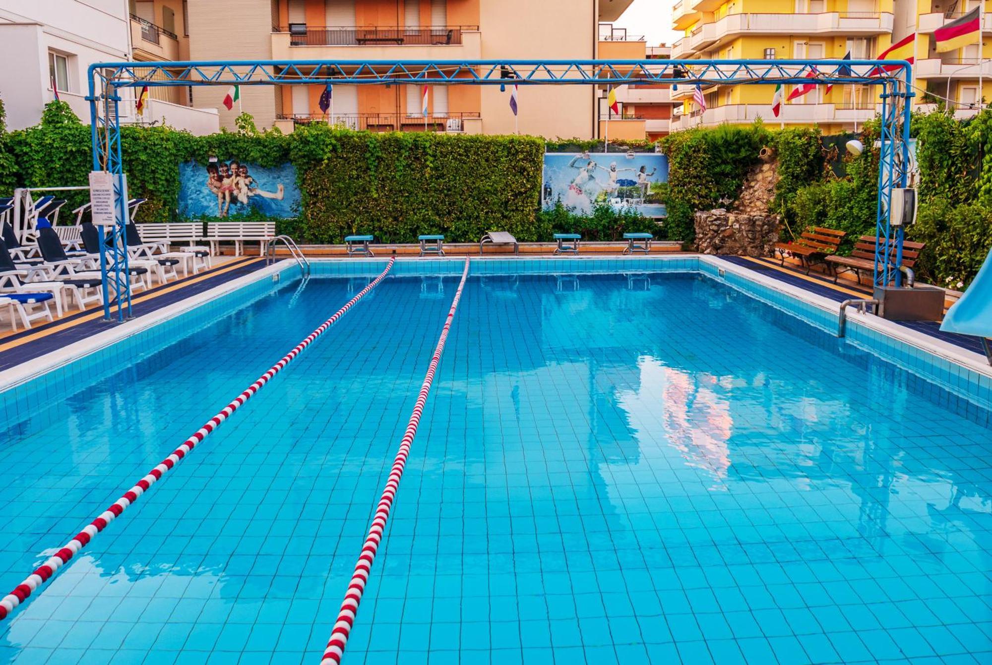 Hotel Tassoni Alba Adriatica Esterno foto