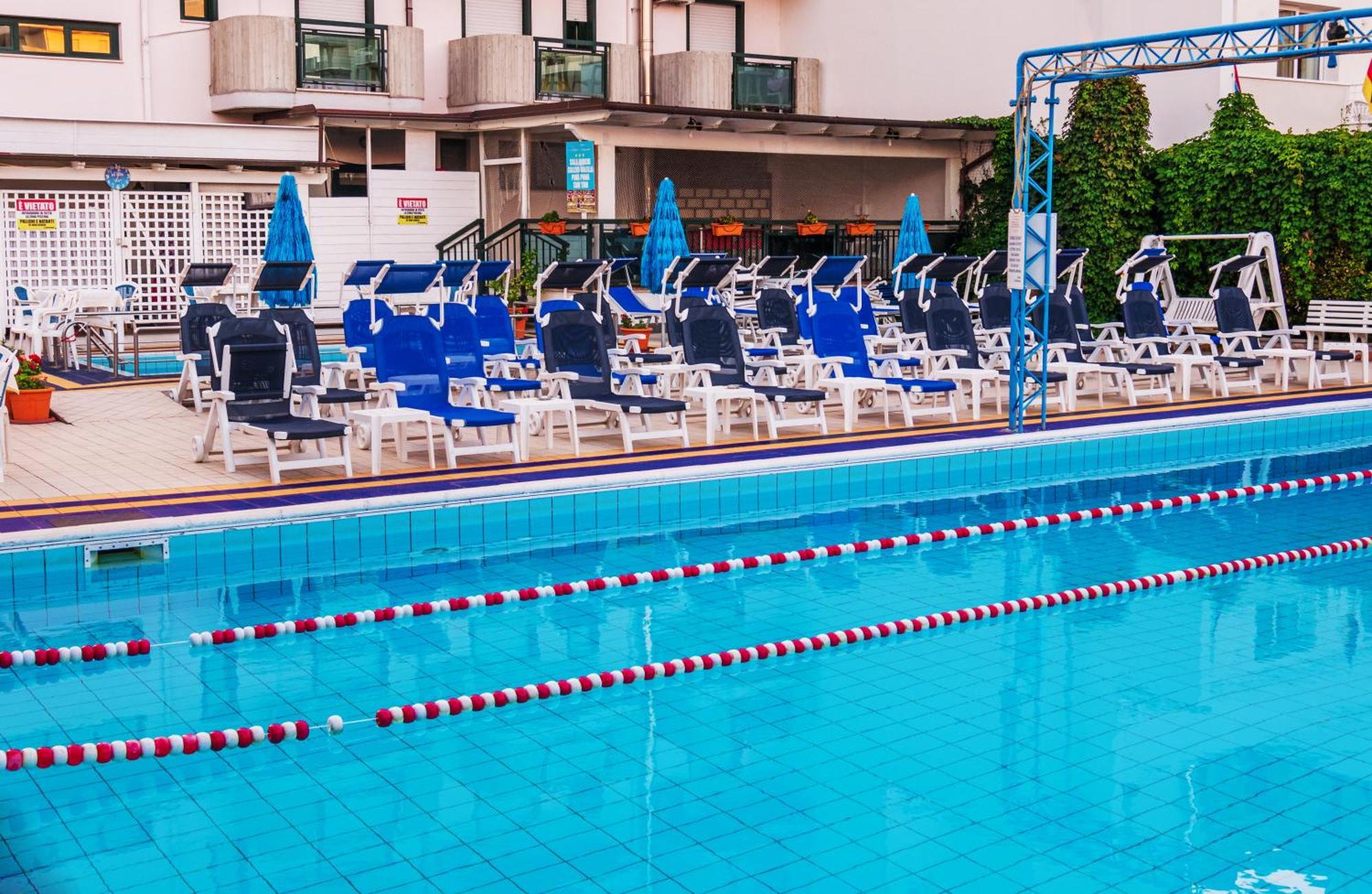 Hotel Tassoni Alba Adriatica Esterno foto